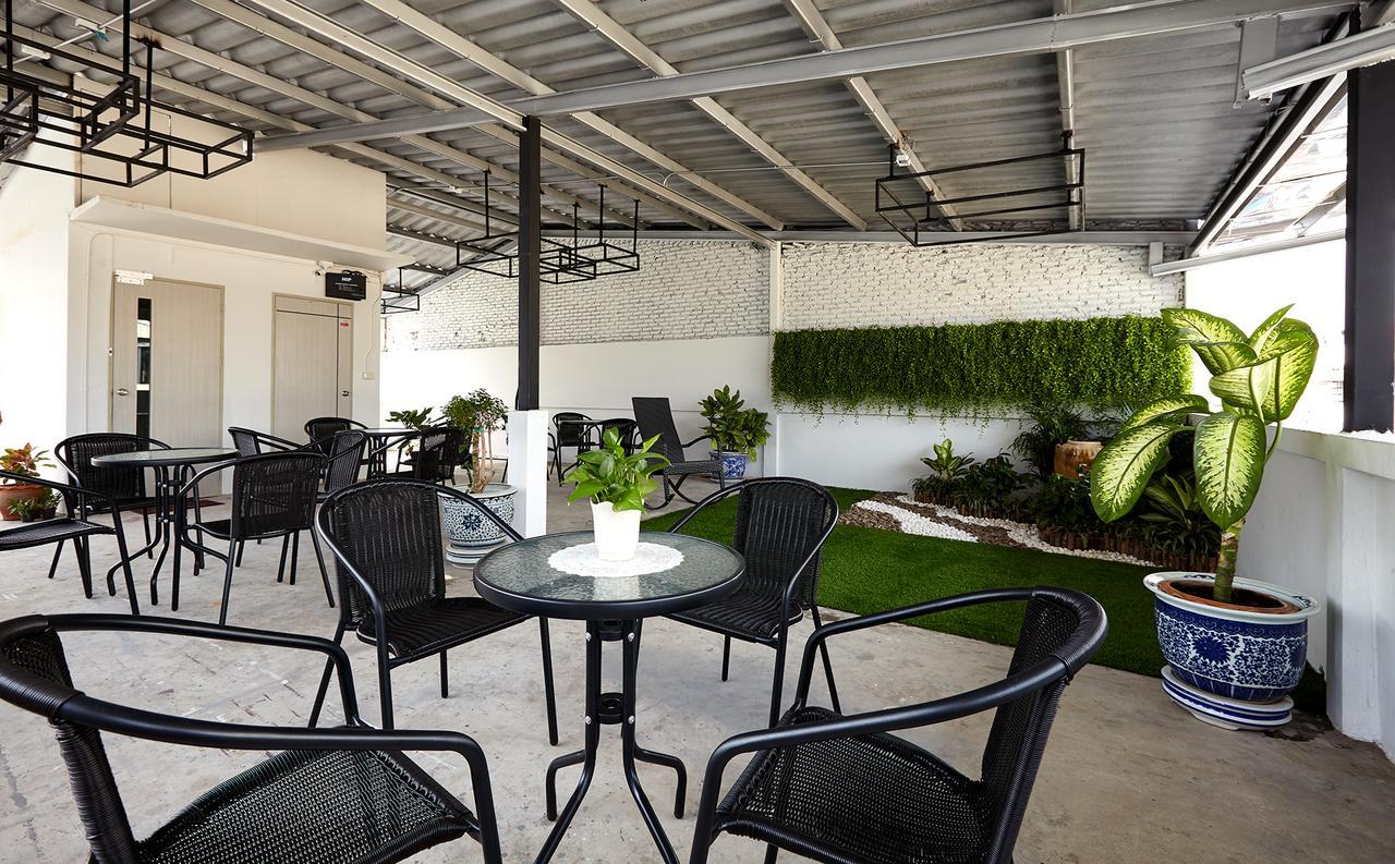 Le Bonheur Poshtel Hostel Bangkok Exterior photo